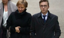 Marina Litvinenko (g), veuve de Alexander Litvinenko et son fils Anatoly arrivent au tribunal à Londres le 21 janvier 2016