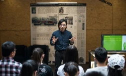 Le professeur Xie Shu à la prestigieuse Université de Tianjin, enseigne la drague à ses étudiants, le 29 avril 2016