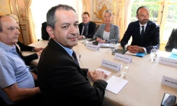 Le secrétaire général de Force Ouvrière (FO)Pascal Pavageau (C), le secrétaire général de FO cheminots François Grasa (G) avec le Premier ministre Edouard Philippe (D) et la ministre des Transports Elisabeth Borne (2eD)à l'hôtel Matignon lors de la réunion du 7 mai 2018