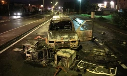 L'épave d'une voiture brûlée bloque une rue de Fort-de-France, le 25 novembre 2021