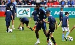 Le défenseur Samuel Umtiti joue avec des enfants, le 18 mai 2016 au stade Aguilera de Biarritz
