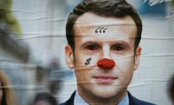 Une affiche du candidat Emmanuel Macron vandalisée à Paris, le 5 mai 2017