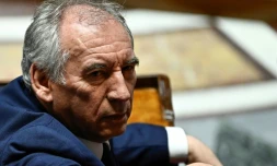 Le Premier ministre français François Bayrou assiste à une séance de questions au gouvernement à l'Assemblée nationale, à Paris, le 18 février 2025