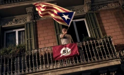 Un homme brandit un drapeau catalan après le référendum d'autodétermination de la Catalogne à Barcelone, le 1er octobre 2017