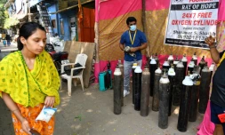 Shanawaz Shaikh (c) fournit gratuitement de l'oxygĂšne pour les personnes atteintes du Covid-19, le 28 avril 2021 dans les bidonvilles de Bombay, en Inde