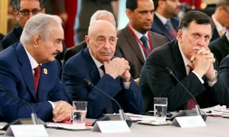 Dans cette photo prise le 29 mai 2018 (G à D) l?homme fort de l?est libyen Khalifa Haftar, le chef du Parlement élu Aguila Saleh, et le chef du Gouvernement d?union nationale Fayez al-Sarraj, participent à Paris à une conférence sur la Libye.