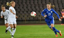L'attaquante des Bleues Eugénie Le Sommer (g) inscrit un but lors de la victoire 3-0 au Kazakhstan lors des qualifications de l'Euro-2021 le 8 octobre 2019