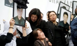 La veuve de Liu Shaoyao (assise au centre) lors d'un rassemblement, le 2 avril 2017 à Paris, suite à la mort de ce père de famille chinois tué la semaine dernière par un policier