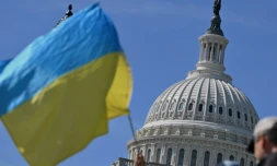 Un drapeau ukrainien devant CongrÚs américain, le 23 avril 2024 à Washington