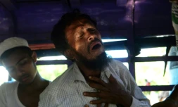 Alif Jukhar, réfugié rohingya, vient d'enterrer ses deux parents décédés dans la naufrage en passant de la Birmanie au Bangladesh le 9 octobre 2017
