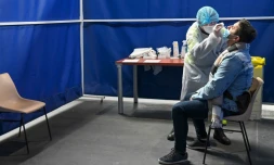 Une personne se fait tester pour détecter la présence éventuelle de Covid, le 23 février 2021 à Dunkerque