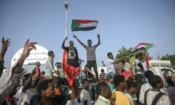 Les Soudanais manifestent devant le QG de l'armée à Khartoum le 27 avril 2019