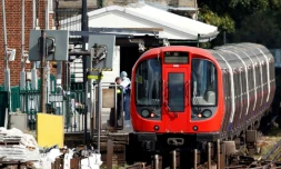 Des policiers inspectent la rame de métro dans laquelle une bombe à explosé à Londres, le 15 septembre 2017 