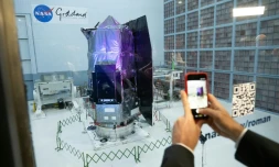 Un journaliste prenant en photo Le Nancy Grace Roman Space Telescope au centre Goddard de la Nasa Ă Greenbelt dans le Maryland, le 21 avril 2026