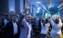 Ulrich Siegmund, tĂȘte de liste du parti dâextrĂȘme droite Alternative pour l'Allemagne (AfD) aux Ă©lections rĂ©gionales de Saxe-Anhalt, salue la foule lors d'un meeting Ă©lectoral Ă Magdebourg, dans l'est de lâAllemagne, le 5 septembre 2026