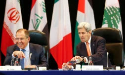 Le ministre russe des Affaires étrangÚres, Sergei Lavrov (g) et le secrétaire d'Etat américain, John Kerry (d), le 11 février 2016 à Munich