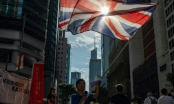Un manifestant brandit le drapeau britannique lors d'une manifestation à Hong Kong le 1er juillet 2018, marquant le 21e anniversaire de la rétrocession de la colonie britannique à Pékin.