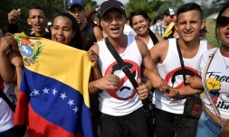 Des spectateurs affluent vers le lieu où se tiendra un concert pro-Guaido au pont de Tienditas à Cucuta, Colombie, le 22 février 2019