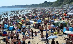 Foule sur la plage de Bournemouth dans le sud de l'Angleterre, le 25 juin 2020