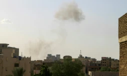 De la fumée au-dessus de Khartoum pendant des combats entre l'armée et les paramilitaires, le 2 juin 2023 au Soudan