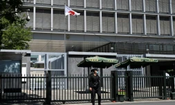 Policiers et personnels de sécurité devant l'entrée de l'ambassade du Japon à Pékin, le 29 août 2023