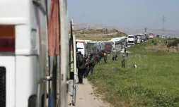 Photo d'un convoi transporant combattants rebelles et civils hors de la Ghouta orientale, prĂšs de Damas, le 26 mars 2018