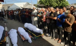 Des Palestiniens récitent la prière des morts devant les corps de Palestiniens tués dans des bombardements israéliens, dans l'enceinte d'un hôpital de Deir al-Balah, dans le centre de la bande de Gaza, le 7 septembre 2024