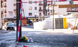 Des fleurs déposées pèrs du bar Le Constellation, à Crans-Montana, en Suisse, le 1er janvier 2026