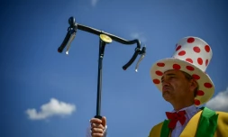 Un amateur de cyclisme encourage les coureurs du Tour de France, le 3 juillet 2017 à Verviers