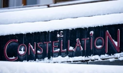 La façade du bar Constellation, ravagé par un terrible incendie, le 9 janvier 2026 à Crans-Montana, en Suisse