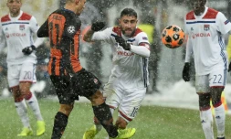 Le buteur lyonnais Nabil Fékir (c) contre Shakhtar Donetsk en Ligue des champions, le 12 décembre 2018 à Kiev