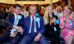 Le chef du Parti du Brexit Nigel Farage (au centre) écoute les résultats des élections européennes à Southampton, dans le sud de l'Angleterre, le 27 mai 2019 à l'aube