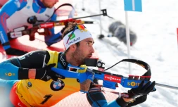 e jury de la Fédération internationale de biathlon a confirmé dimanche la 14e victoire de la saison de Martin Fourcade sur la mass start d'Oslo, un record,