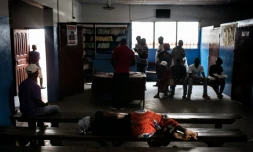 Une femme patiente pour une consultation dans un dispensaire de Monrovia le 29 avril 2016