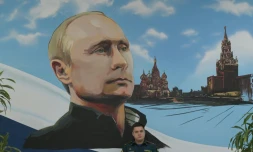 Un panneau mural représentant Vladimir Poutine et la Place rouge, le 20 septembre 2026 dans un bureau de vote de Donetsk, dans les territoires ukrainiens occupés par la Russie

