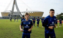 Le footballeur youtubeur Antoine Lemarié (à gauche) lors d'un entraßnement avec son club cambodgien, le Boeung Ket FC, ici le 3 janvier 2024, à Phnom Penh