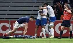 Les Italiens se congratulent aprÚs un essai d'Ange Capuozzo contre la France, lors du tournoi des Six nations, le 25 février 2024 à Villeneuve-d'Ascq