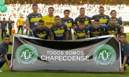 "On est tous Chapecoense" : l'hommage de joueurs de Boca Juniors, le 4 décembre 2016 à Avellaneda (Argentine)