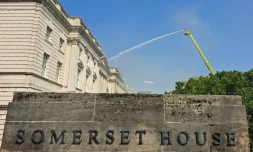 Des pompiers en action après un incendie sur le toit de la Somerset House, un centre d'art situé au coeur de Londres, le 17 août 2024