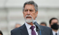 El centrista Francisco Sagasti habla con la prensa tras ser elegido presidente interino de PerĂș por el Congreso, el 16 de noviembre de 2020, en Lima