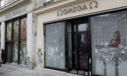 Les vitrines brisées et taguées de boutiques sur les Champs-Elysées, au lendemain de la manifestation des "gilets jaunes", le 17 mars 2019 à Paris

