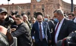 Le Premier ministre arménien Nikol Pachinian rencontre ses partisans, à Erevan, en Arménie, le 25 février 2021 