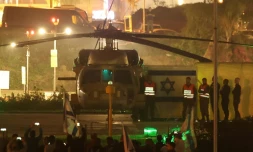 Un hélicoptère israélien transportant des otages libérés par le Hamas atterrit au Centre médical Schneider de Tel Aviv, le 24 novembre 2023