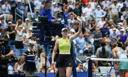 La joueuse du Kazakhstan et future N.1 mondiale Elena Rybakina salue la foule de l'US Open après sa victoire en quart de finale contre la Chinoise Zheng Qinwen le 9 septembre 2026
