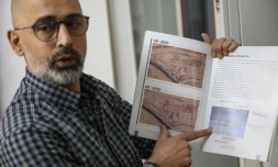 Riyad Avlar, ancien prisonnier et cofondateur de l'Association des détenus et disparus de la prison de Saydnaya (ADMSP), présente un livret de recherche sur la prison à Gaziantep, le 11 décembre 2024 en Syrie