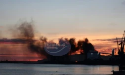 Photo publiée sur la chaîne Telegram @VentdeCrimee, le 26 décembre 2023, montrant de la fumée au-dessus d'un navire de guerre endommagé par une attaque ukrainienne dans le port de Feodosiya, en Crimée sous contrôle russe