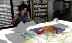 Maya Husseini, travaille sur des vitraux dans son atelier à Beyrouth le 18 septembre 2020