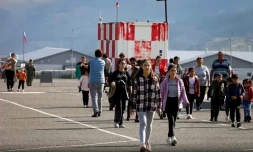 Cette image diffusée le 21 septembre 2023 par le ministÚre russe de la Défense montre des civils arméniens arrivent à une base du contingent russe de maintien de la paix prÚs de Stepanakert