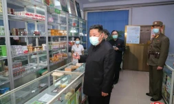 Le dirigeant nord-coréen Kim Jong Un visite une pharmacie à Pyongyang, le 15 mai 2022