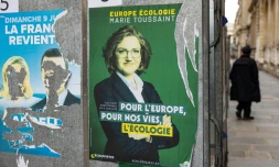 Une affiche de la campagne des élections européennes d'Europe écologie-Les Verts est partiellement déchirée, le 3 juin 2024 à Paris